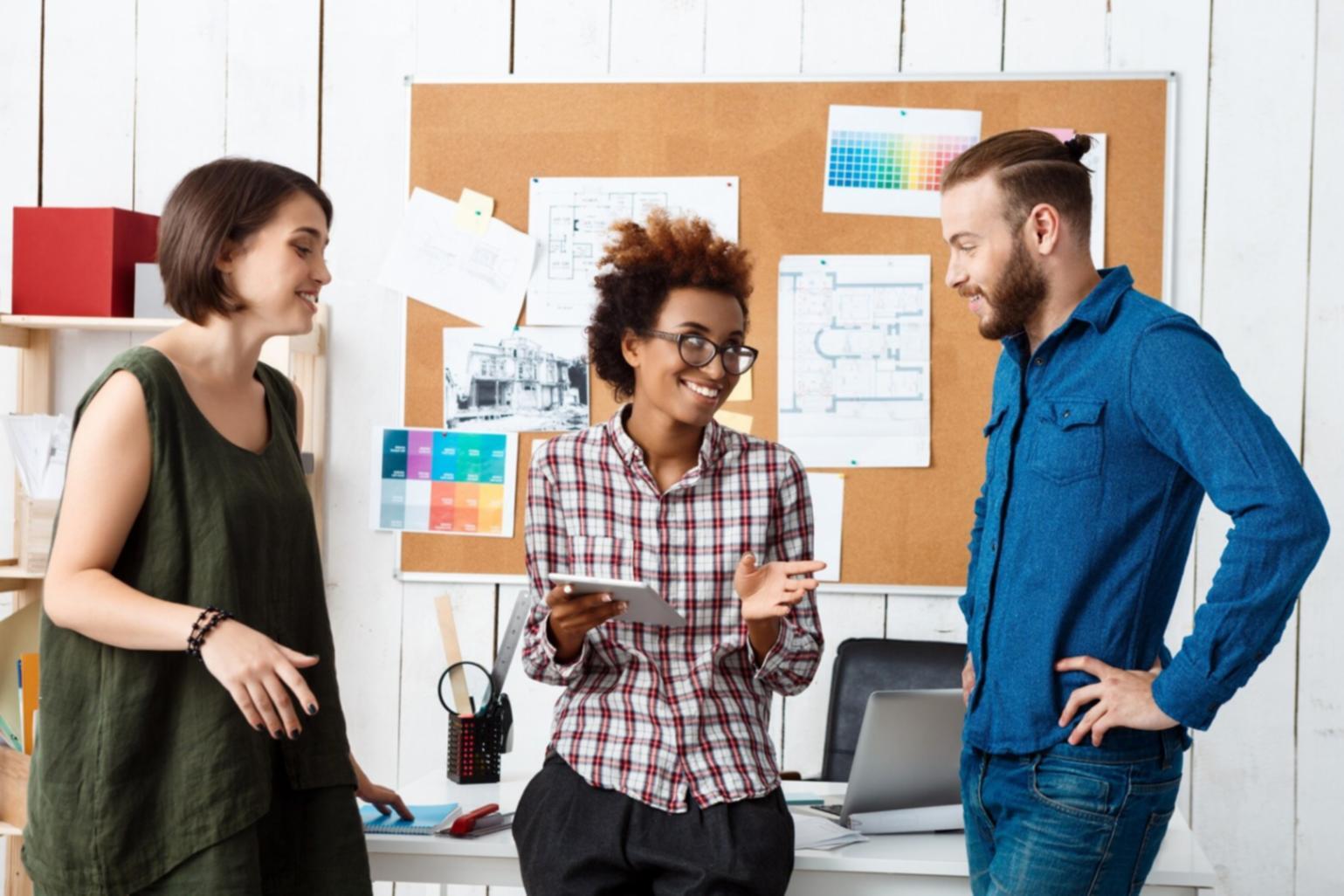 Expert financier conseillant un client dans un bureau moderne